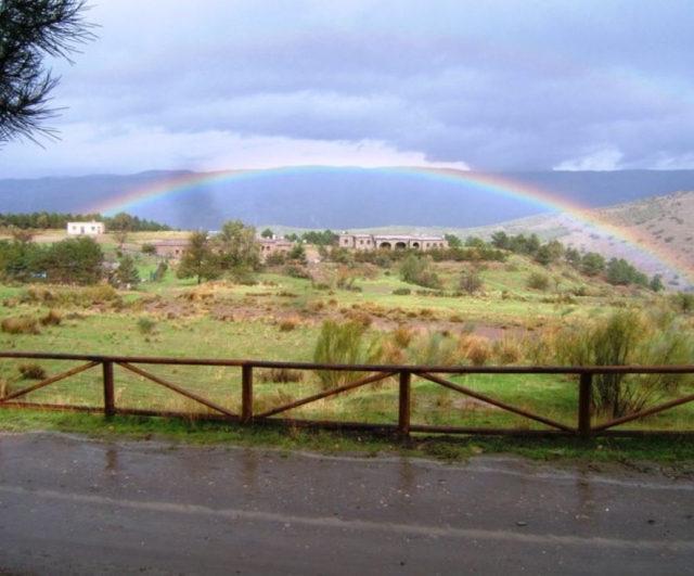 Arco iris sobre el aula de naturaleza